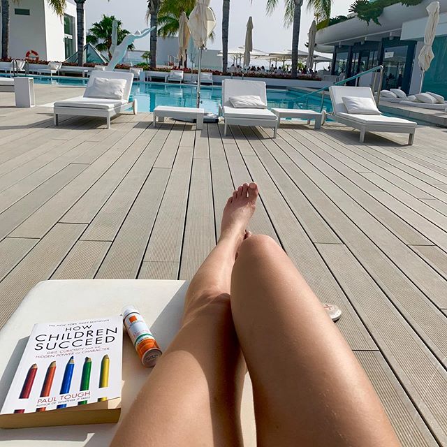 It s a match    when a perfect retreat day by the pool @shawellness matches a perfect read: parents please read and thank me later       How Children Succeed  by Paul Tough: An incredible book I am recommending everyone at the moment who is either parent or involved with a child (a caretaker, a teacher etc). Fantastic insights on what character traits a child needs to develop to have a more fulfilling, happy and successful life. The book is based only on evidence based studies and information. The good news is that it s never too late to start and with good care these traits can be developed and supported.          Домашнее задание на лето       1) Найти время для своего внутреннего я - через медитацию, обновление, осознанное питание и заботу о себе самым лучшим способом (в моем случае это было благодаря @shawellness           
2) Найти и прочитать книгу Пола Тафа "Как дети добиваются успеха", которую я настоятельно рекомендую родителям, учителям, специалистам по работе с детьми. Эта книга о связи между детством и жизненным успехом, о том как подготовить ребенка ко взрослой жизни, как по-новому взглянуть на воспитание и образование, а также о том, что учить и учиться никогда не поздно.        