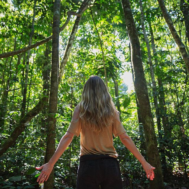 A Amazônia é a maior floresta tropical do mundo e abriga uma biodiversidade inestimável. Mas ela é muito mais do que uma floresta estática... ela torna a vida como conhecemos hoje possível. A cada ano, no entanto, perdemos um pouco mais da floresta. 
Por isso, hoje, no dia da Amazônia, é importante um minuto para reflexão. Não só pelas 20 milhões de pessoas que vivem na Amazônia, não só pelas milhares de espécies que lá habitam, não só pelo seu papel essencial no regime de chuvas e equilíbrio do clima no Planeta, mas por todos nós. Porque estamos todos conectados e o que acontece na natureza irá nos afetar diretamente e trará impactos para nosso dia-a-dia, na nossa comida, nossa água, nosso ar...
A única certeza que temos é que os recursos naturais são finitos e é muito mais trabalhoso, demorado e caro recuperar do que preservar. Por isso, a todos aqueles que dedicam suas vidas para cuidar da Amazônia, levam educação e saúde às comunidades ribeirinhas e indígenas, estudam e pesquisam sobre a floresta para nos trazer informação, àqueles que combatem as queimadas, aos que arriscam suas vidas para barrar as atividades ilegais e também às organizações que tem um trabalho sério e há anos buscam formas de proteger a floresta,  minha GRATIDÃO. Vocês são nossa esperança, estou com vocês, parabéns pelo trabalho.
PRESERVAR a nossa floresta, significa preservar a VIDA.       Fotos: @lalodealmeida e @danieljacklyons