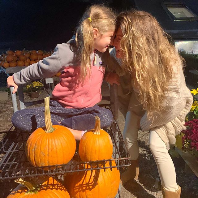 The kids are so excited to make their Halloween lanterns and all I can think about is delicious pumpkins seeds and muffins!      As crianças estão empolgadas para fazer suas lanternas de Halloween, mas eu só consigo pensar nos muffins e nas sementes de abóbora deliciosas!