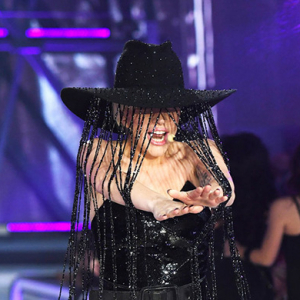 Леди Гагагийн Victoria’s Secret дээр өмссөн малгай нэг сая долларын үнэтэй байжээ