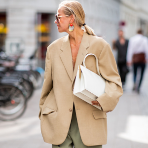 Streetstyle төрхүүд: \"Beige\" өнгийн пиджакийг хэрхэн загварчлах вэ