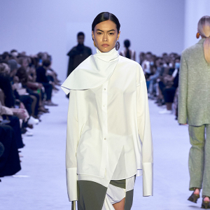 Тэйлор хийцтэй төгс хослолуудыг толилуулсан Jil Sander брэндийн цуглуулга