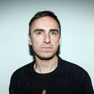 Raf Simons брэнд үйл ажиллагаагаа зогсоож буйгаа мэдэгдлээ