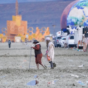 “Burning Man” наадамд оролцсон 70,000 гаруй хүн үерт боогджээ