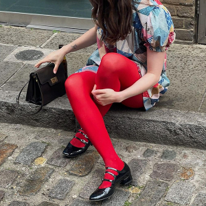 Street style оддын дурлаж буй улаан трико: Хэрхэн загварчлах вэ?