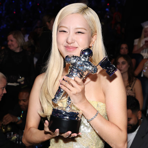 BLACKPINK-ийн Rosé MTV VMA-аас голлох шагнал хүртсэн анхны солонгос уран бүтээлч боллоо