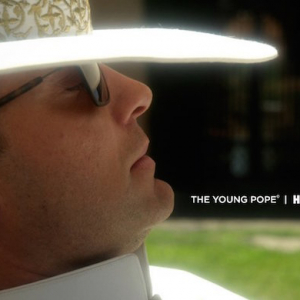 Жуд Лоу тоглох The Young Pope цувралын анхны зураг