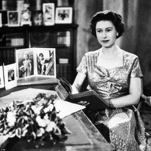 Яг л “The Crown” цувралд гардаг шиг: Хатан хааны шилдэг архивын видеонууд