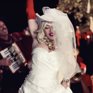 Хуримын даашинз, ковбой гуталтай бүжиглэж буй Мадонна \"Medellín\" дууны клипэнд