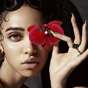 FKA Twigs сүрчиг гаргана