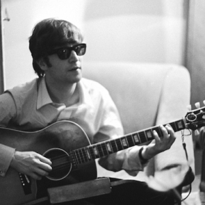 Жон Ленноны алдагдсан гитар 2,4 сая доллараар зарагджээ