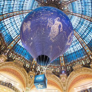 Dior загварын ордон “Galeries Lafayette” худалдааны төвд зурхайн ордуудыг бэлгэдсэн агаарын бөмбөлөг хөөргөлөө
