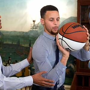 Барак Обама NBA-гийн тамирчинд бөмбөг шидэхийг заалаа