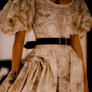 Alexander McQueen хэрхэн хээ бүтээхийг харуулж үүнтэй холбоотой шинэ челленж зарлалаа