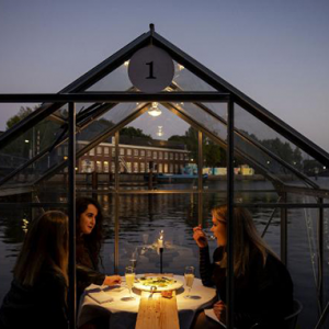 Амстердамын нэгэн ресторан цар тахлын үеэр ажиллах сонирхолтой шийдэл олжээ