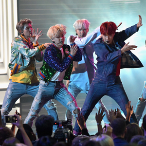 Өмнөд Солонгосын BTS хамтлаг American Music Awards ёслол дээр шуугиан тарилаа