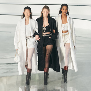 Chanel ордны шинэ цуглуулга дахь гол загвараар цагаан сорочка тодорчээ