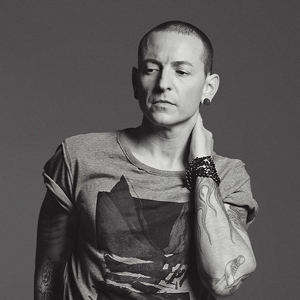 Linkin Park хамтлаг Честер Беннингтоны дурсгалд зориулсан видео цацлаа
