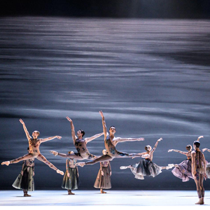 Ойроос харцгаая: Мария Грация Кьюригийн урласан балетын өмсгөлүүд