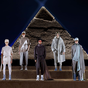 Египетийн пирамид дунд болсон Dior брэндийн загварын шоу