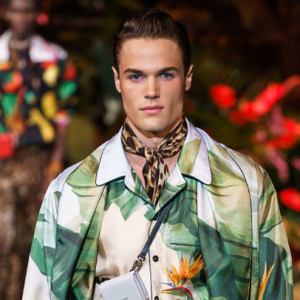 Халуун орны жимс, амьтдаар дүүрэн Dolce & Gabbana брэндийн эрэгтэй цуглуулга