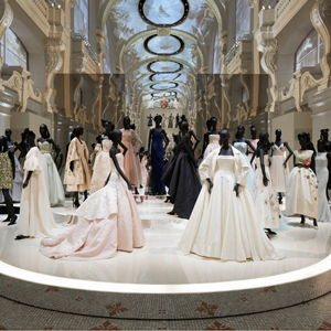 Christian Dior брэндийн түүхийг өгүүлэх хамгийн том үзэсгэлэн гарна