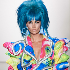 Jeremy Scott-ийн шинэ цуглуулга дахь сайкеделик өнгөнүүд ба футуристик хэв маяг