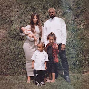 Ким Кардашьян бүрэн бүрэлдэхүүнээрээ авахуулсан гэр бүлийн анхны зургаа нийтэллээ