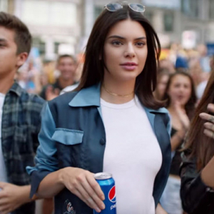 Pepsi компани Кендалл Женнерийн тоглосон сурталчилгааг Youtube сувгаасаа устгажээ