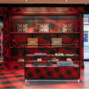 Дотроос нь харцгаая: Dior брэндийн Лондон дахь поп-ап дэлгүүр