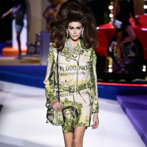 Сая долларын дэвсгэртээр гоёсон супермоделиуд Moschino-гийн шоу дээр