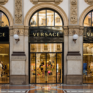 Michael Kors домогт Versace брэндийг $2 тэрбумаар худалдан авахаар хэлэлцэж байна