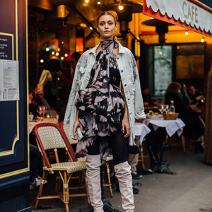 Энэ хавар ямар хувцаслалт загварлаг байхыг Парисын street style одод харуулж байна