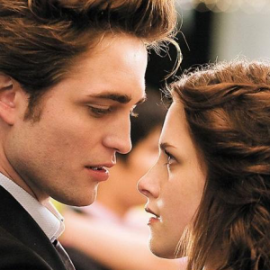 Стефани Майер \"Twilight\" цувралын шинэ номыг гаргана