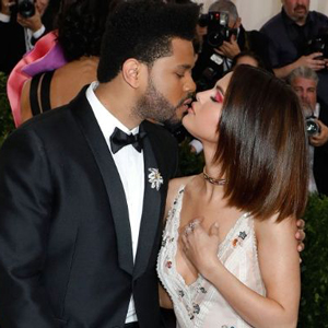 Селена Гомес, The Weeknd хоёрын анхны улаан хивсний гараа хүн бүрийн хайрыг татаж байна