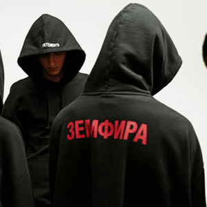 Vetements  “Земфира” бичигтэй малгайтай цамц гаргалаа