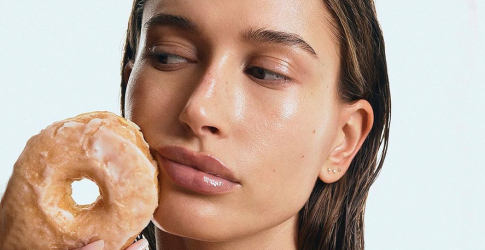Хейли Биберийн “Glazed Donut Skin” буюу эрүүл, гэрэлтсэн арьсны нууц