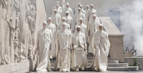 Загвараар суралцдаг 200 оюутан алхсан Rick Owens-ын загварын шоу