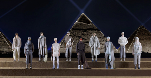 Египетийн пирамид дунд болсон Dior брэндийн загварын шоу