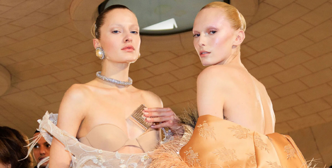 Эртний гламур Schiaparelli-гийн кутюр цуглуулгад амилсан нь