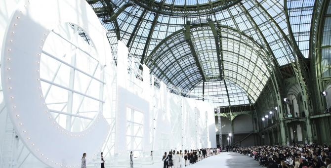 Grand Palais ордонд зохион байгуулагддаг Chanel брэндийн нүсэр шоунууд