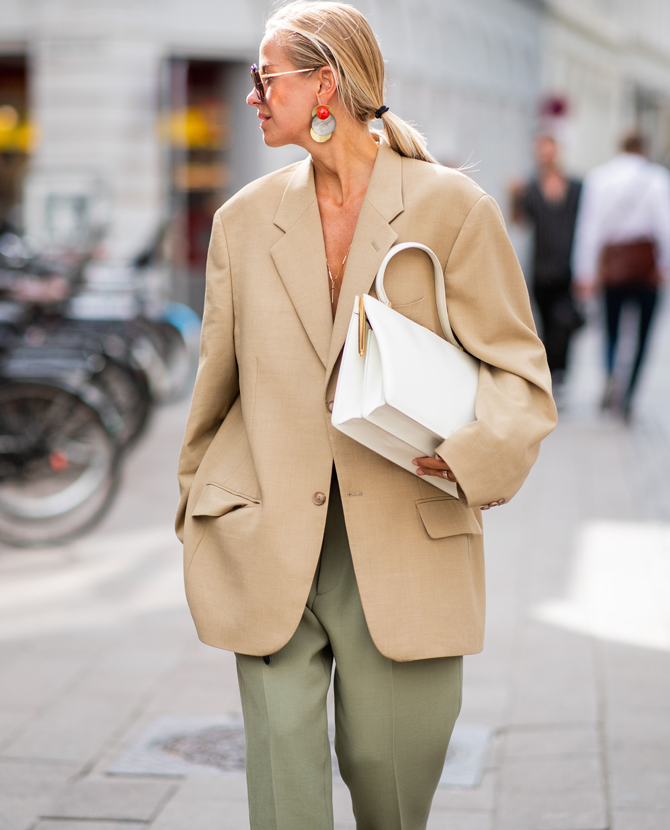 Streetstyle төрхүүд: \"Beige\" өнгийн пиджакийг хэрхэн загварчлах вэ