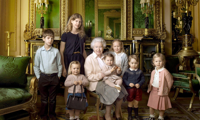 Хатан хаан II Элизабетийн үр садыг танилцуулж байна