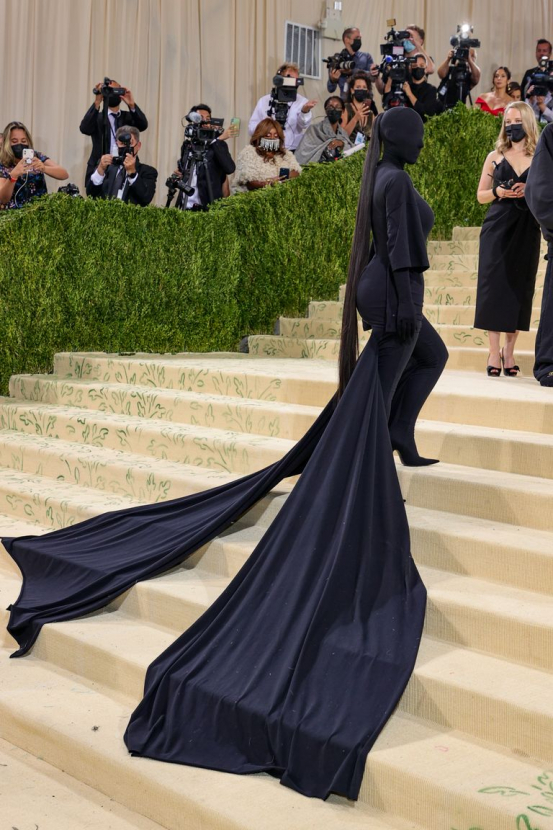 Ким Кардашьяны Met Gala төрхийн дизайныг Канье Уэст гаргажээ