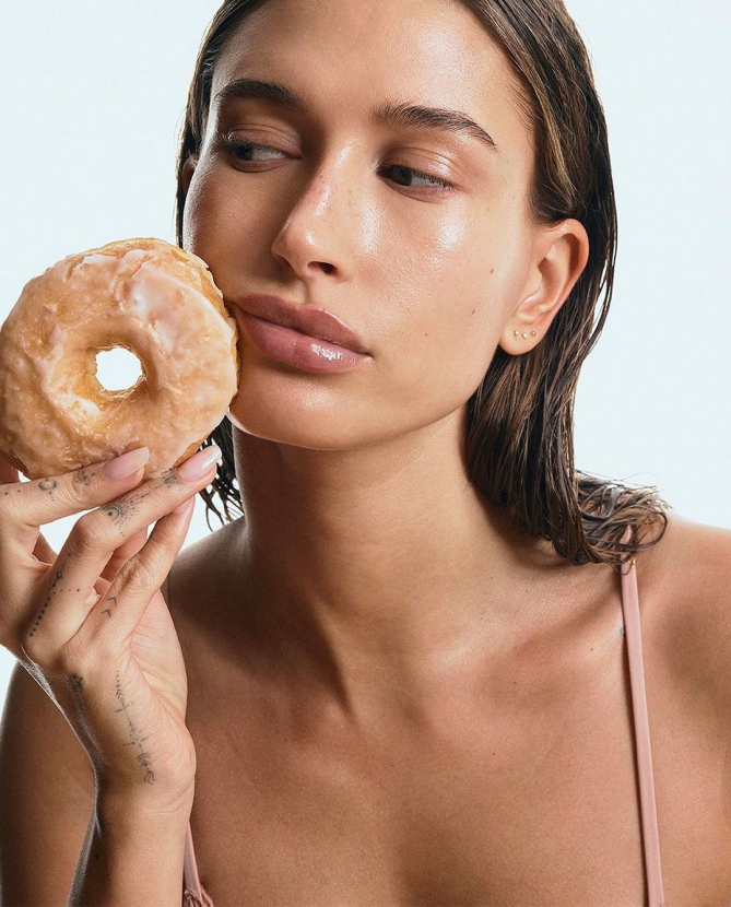 Хейли Биберийн “Glazed Donut Skin” буюу эрүүл, гэрэлтсэн арьсны нууц