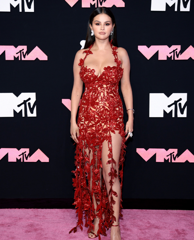 MTV VMA 2023: Улаан хивсний шилдэг төрхүүд