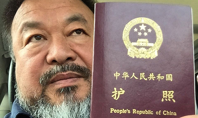 Тэрс үзэлтэн, зураач Ай Вей Вейд паспортыг нь буцааж олгожээ