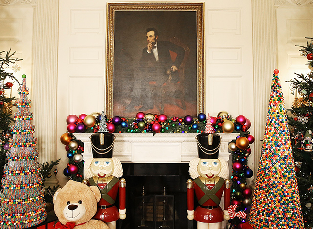 Мишель Обама Цагаан ордны зул сарын баярын чимэглэлийг дэлгэлээ