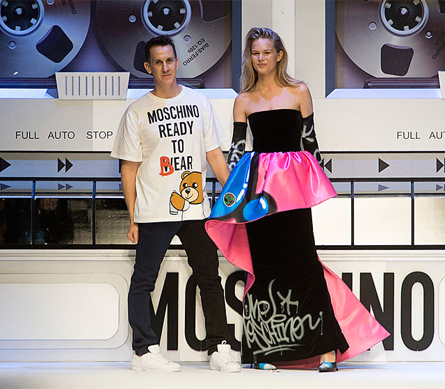 Moschino брэндийн загварын шоуны тасалбар худалдаалагдаж байна