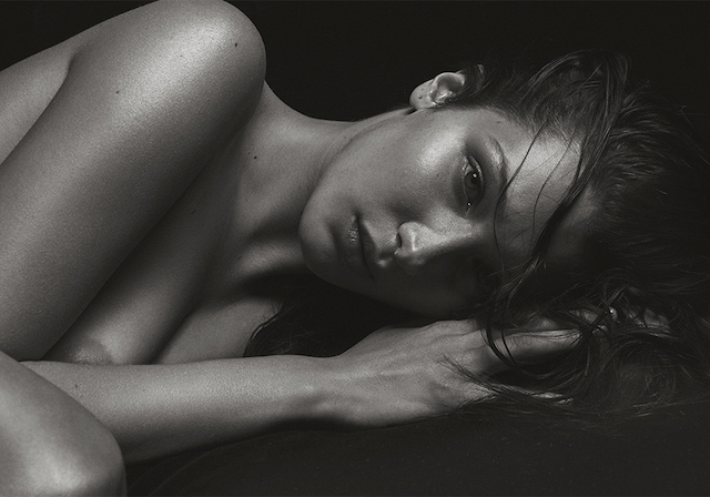 Белла Хадид домогт модель Кейт Моссын хагас нүцгэн зураг авалтыг давтлаа